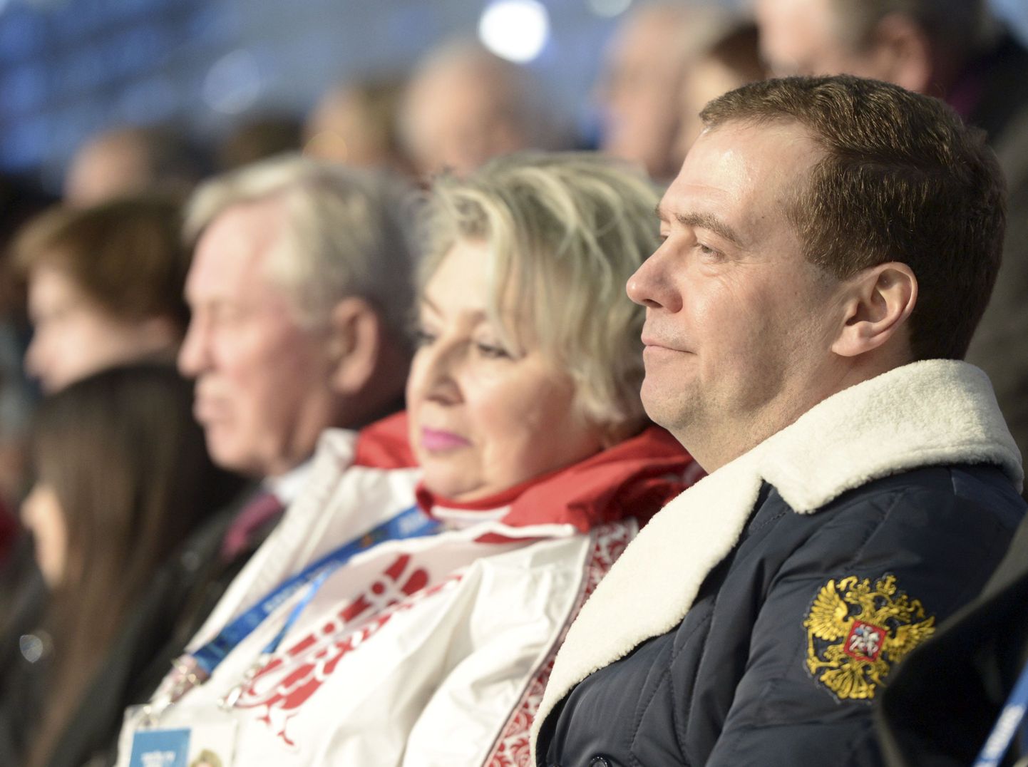Venemaa peaminister Dmitri Medvedev koos iluuisutajate legendaarse treeneri Tatjana Tarassovaga Sotši OMi avatseremoonial.
