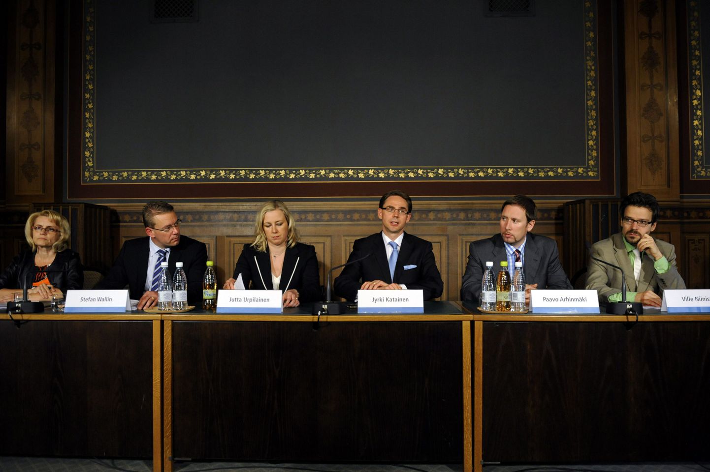 Roheliste partei juht Ville Niinistö (paremalt esimene). Vasakult Päivi Räsänen (kristlikud demokraadid), Stefan Wallin (RRP), Jutta Urpilainen (SDP), peaminister Jyrki Katainen (Koonderakond) ja Paavo Arhinmäki (Vasakliit).