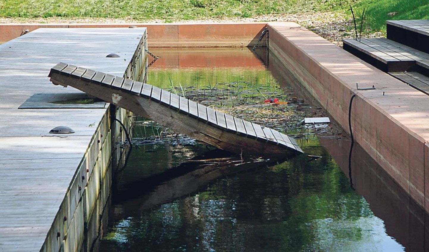 Pärnu linnavalitsuse majandusosakond lubas, et sillake tehakse lähiajal korda.