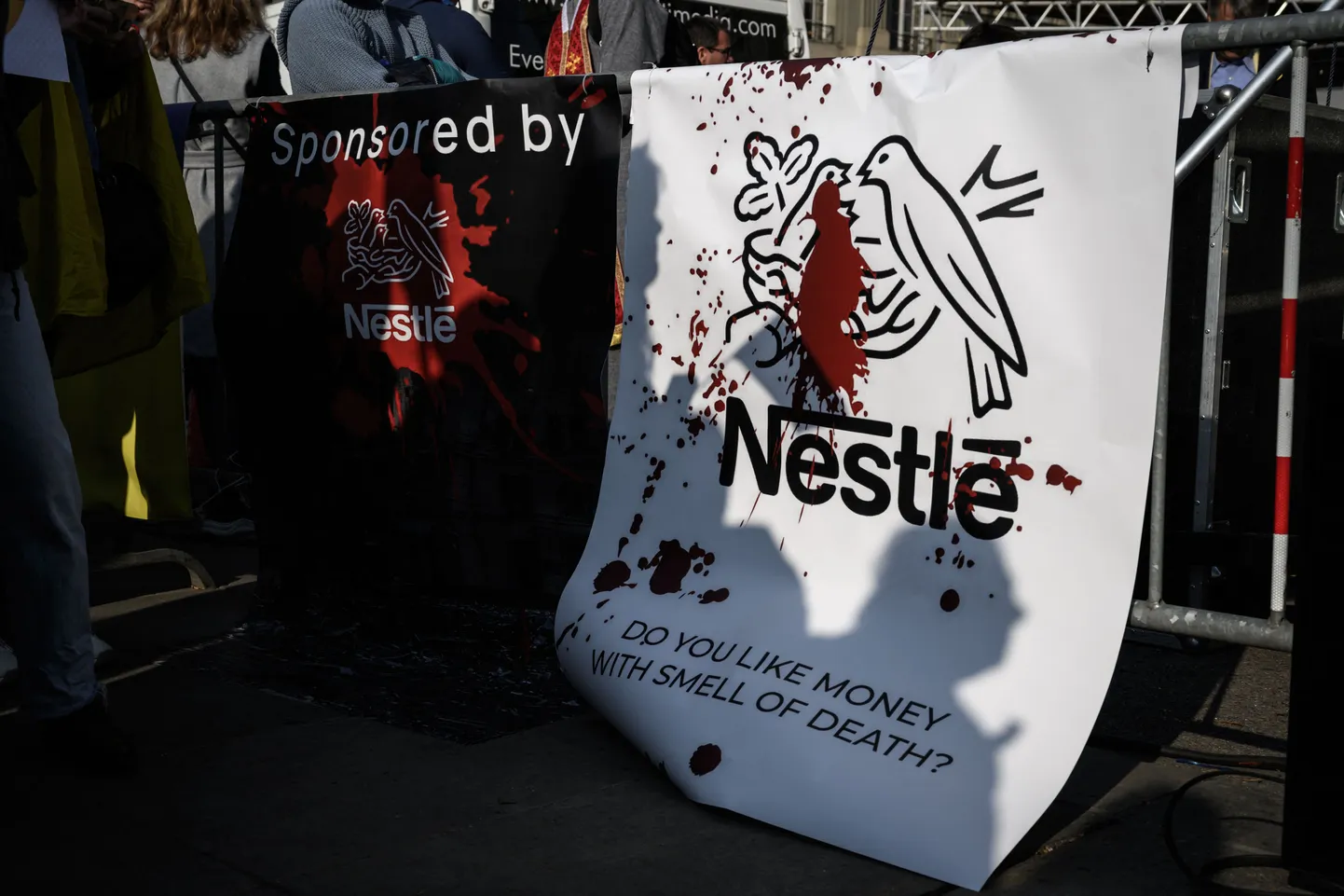 Protests Šveicē pret "Nestle" darbību Krievijā.