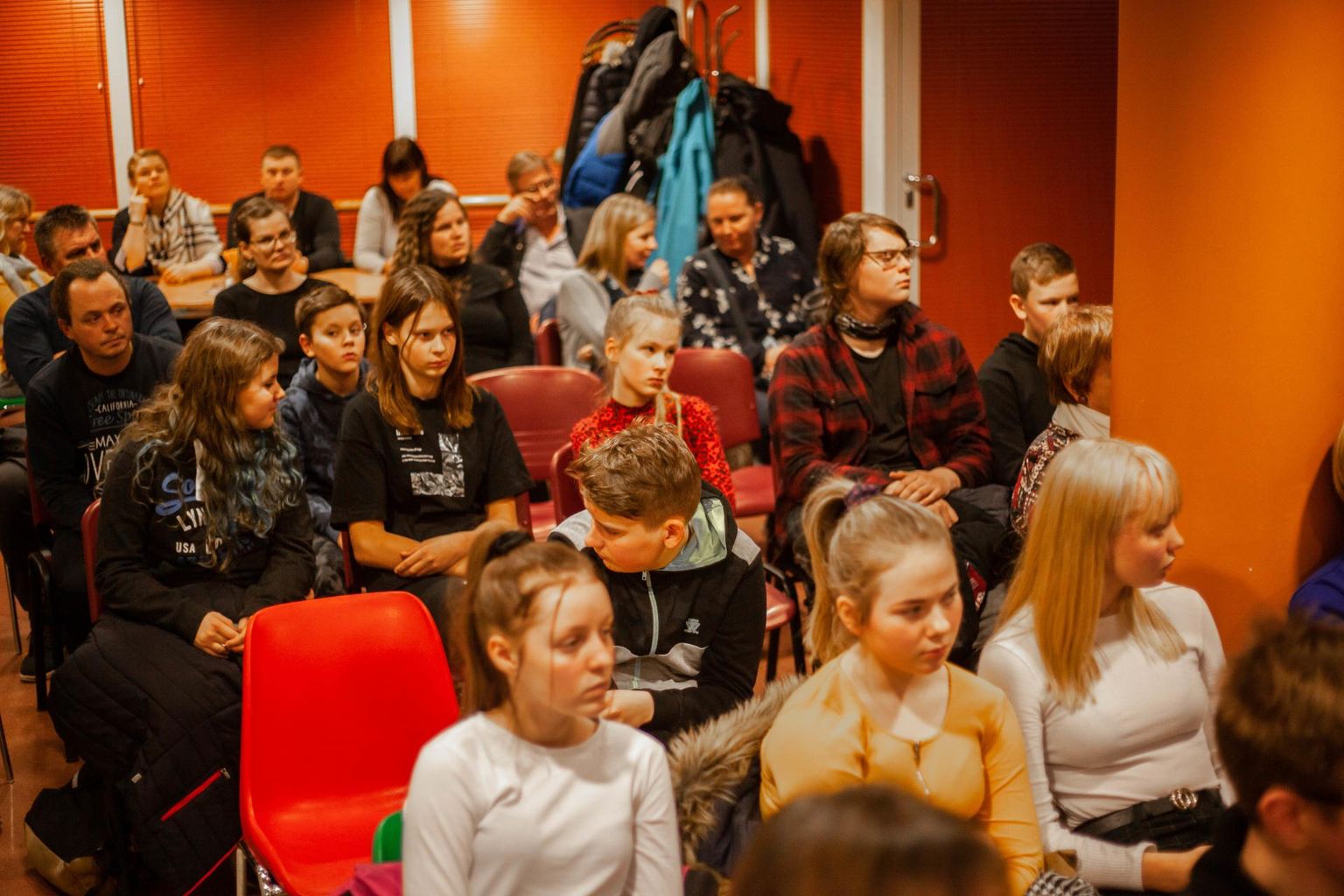 Lapsed tulid Häädemeeste vallavolikogu istungile kuulama, kuidas rahvasaadikud nende tuleviku üle otsustavad.