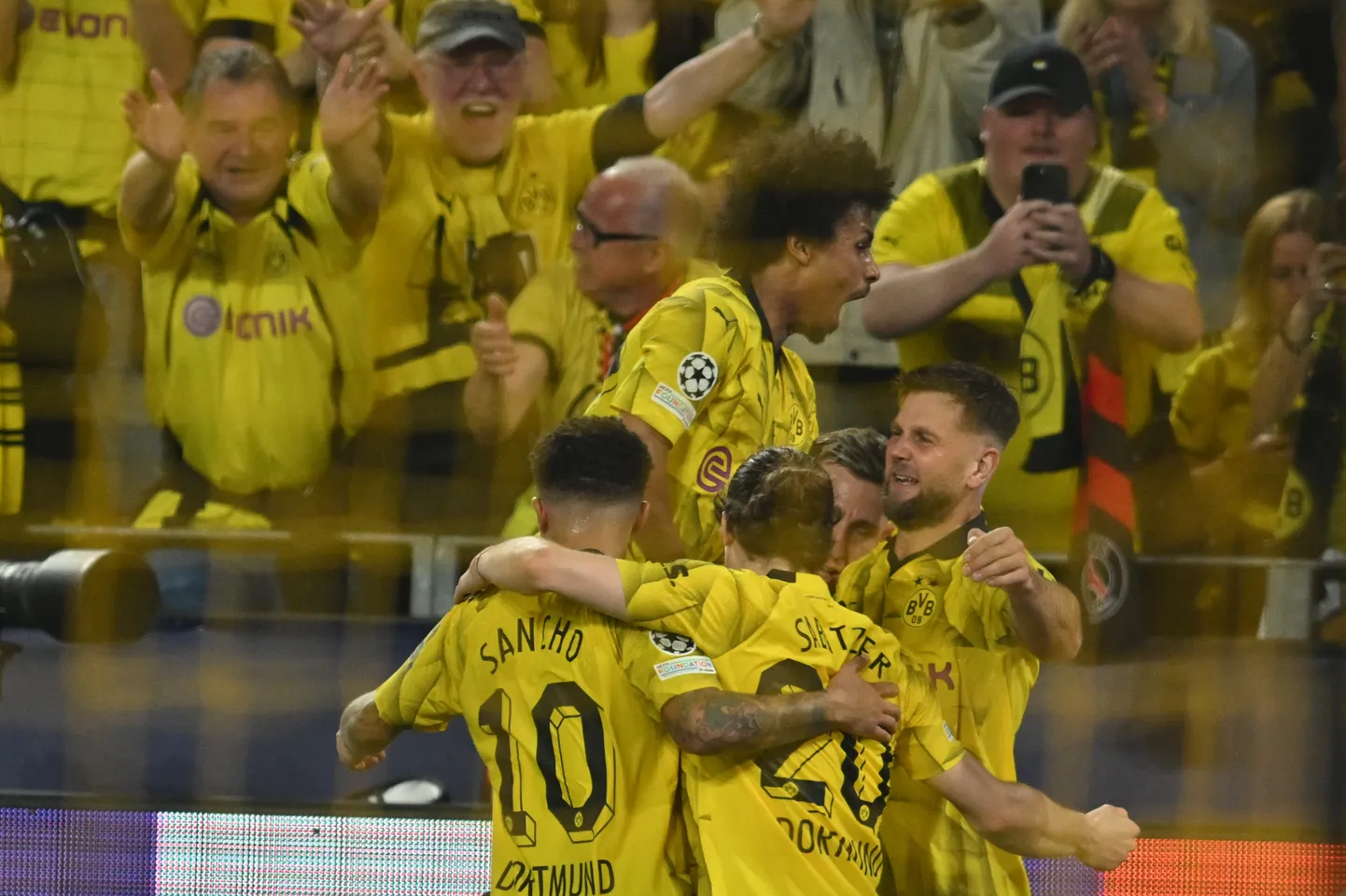 Dortmundi Borussia mehed väravat tähistamas.