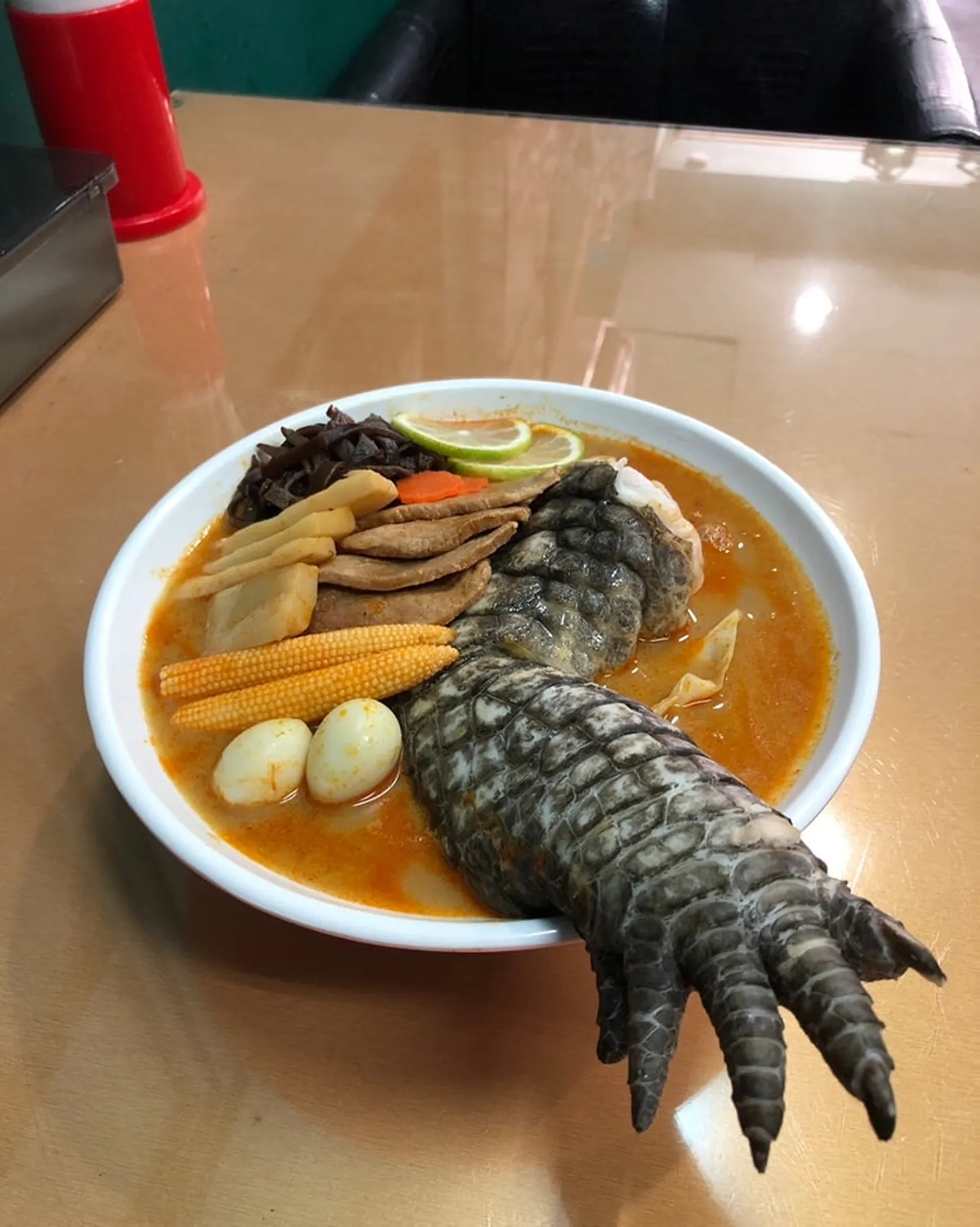 Nuudliroog serveeritud krokodilli jalaga.