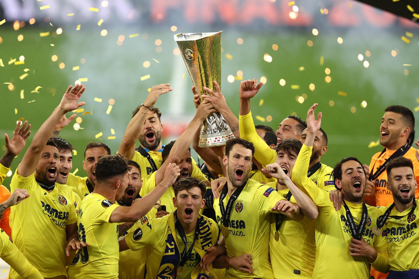 Villarreali mängijad tõstmas pea kohale klubi esimest suurt trofeed.