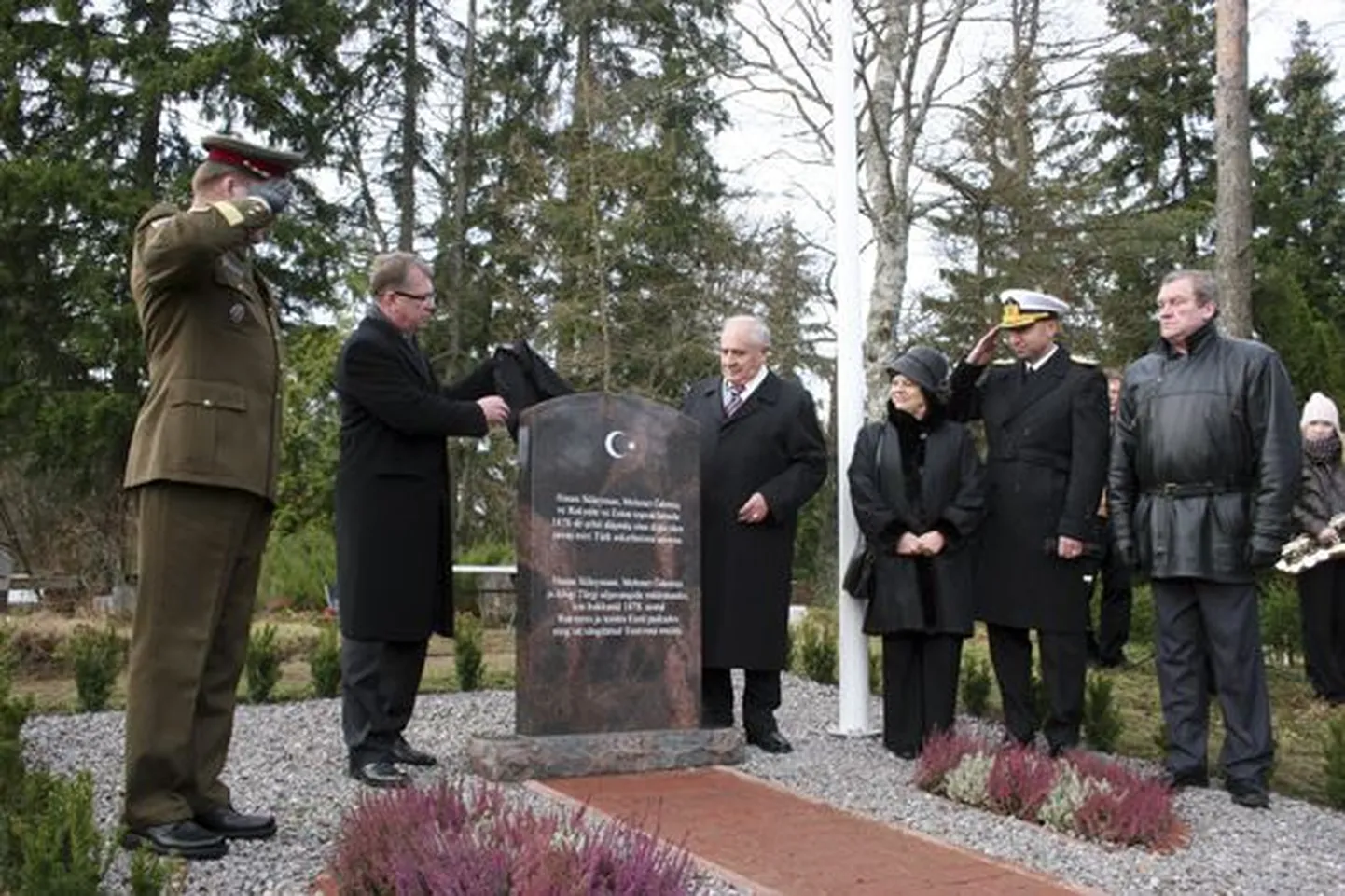 Mälestusmärgi avasid Türgi kaitseminister Vecdi Gönül (paremal) ja Urmas Tamm.