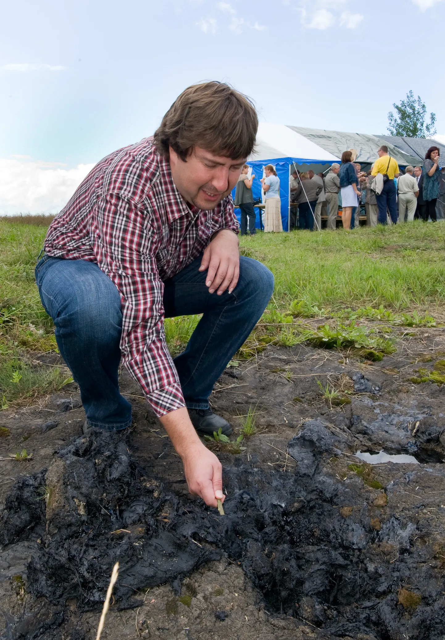 Erra jõe kallastel lasuvat pigi esitleti laiemalt juba esimesel "Purfestil", mille keskkonnaseminar peetigi Uhaku karstialal. 2010. aastal tehtud pildil songib pigis geograaf Mait Sepp.
