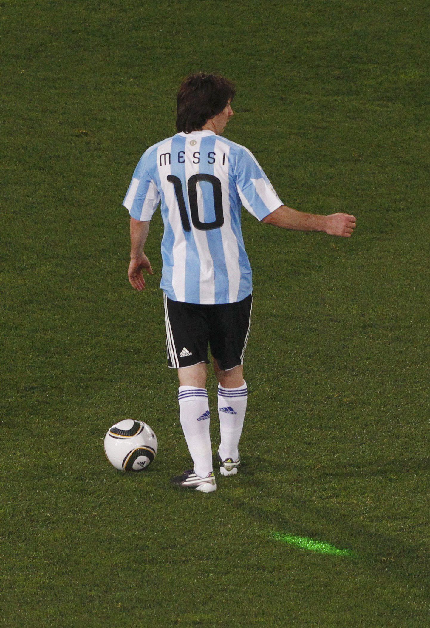 See pildil nähaolev erkroheline kiir Lionel Messi juures ongi laserkiir.