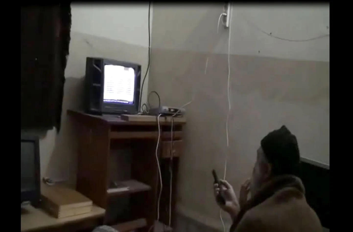 Osama bin Laden ühel oma koduvideol televiisorit vaatamas