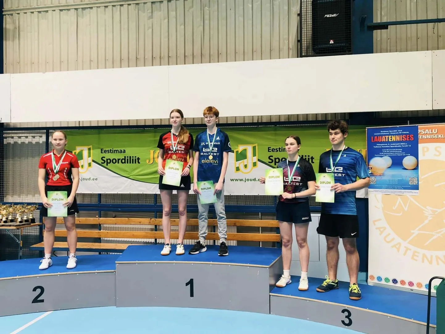 Viljandi lauatenniseklubi Sakala esindavad Elis ja Henri Türk (keskel) tulid Eestimaa spordiliidu Jõud meistrivõistlustel segapaarismängus võitjaks.