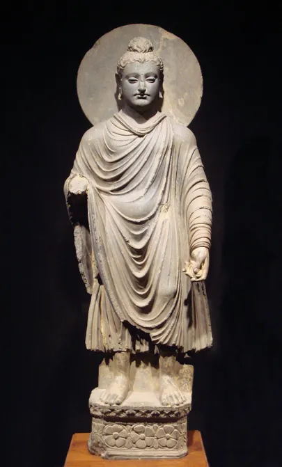 Kreeka-budistliku kultuuri kõige silmapaistvam mälestis on Gandhāra kunst, mis tekkis 2. sajandil eKr. Pildil on Gandhāra stiilis valmistatud Buddha kuju 1.-2. sajandist.
