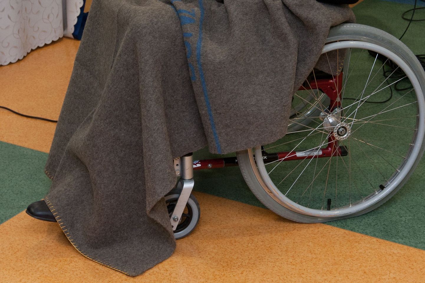 Hooldekodus on tulnud ette sedagi, et klient on ratastooli külge rindkerest kinni seotud. Foto on lavastatud.