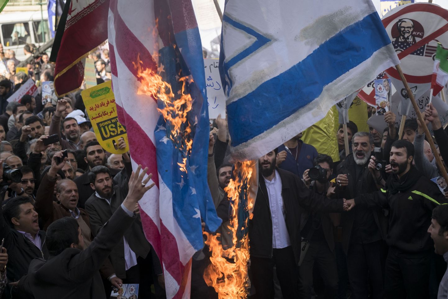 Meeleavaldajad põletasid eile Iraani pealinnas Teheranis Ameerika Ühendriikide ja Iisraeli lippe.