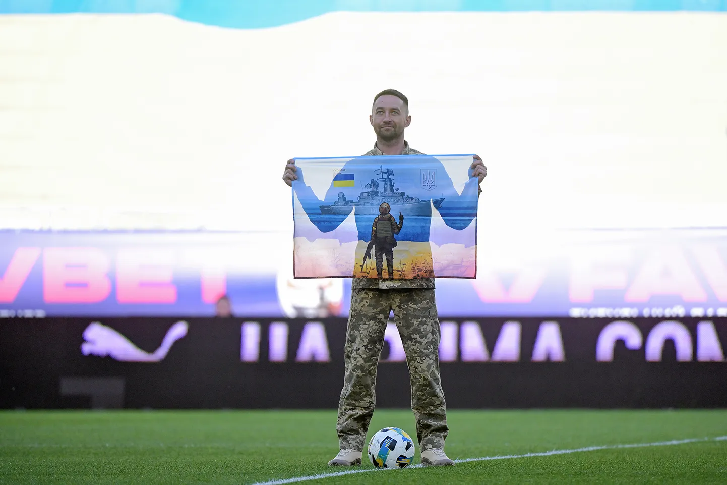 Roman Hrõbov fotoga, mille keskmes on tema ja Venemaa sõjalaev.