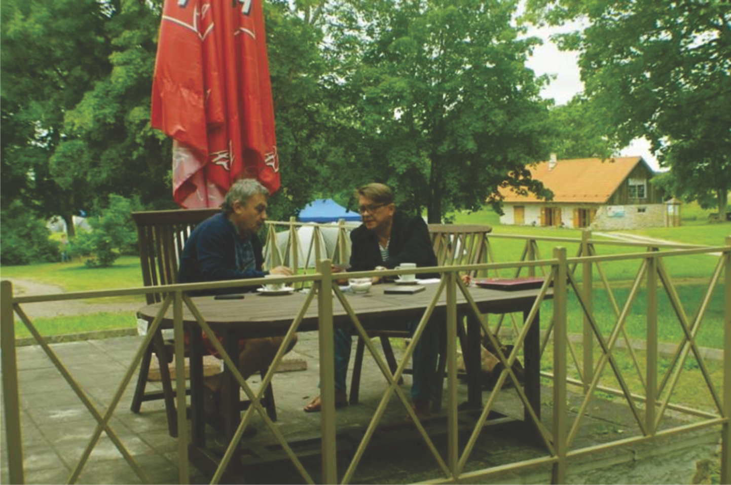 KULTUURIVAHETUS: Sergei Kazarnovski (vasakul) ja loo autor 2014. aastal maailma asju arutamas.