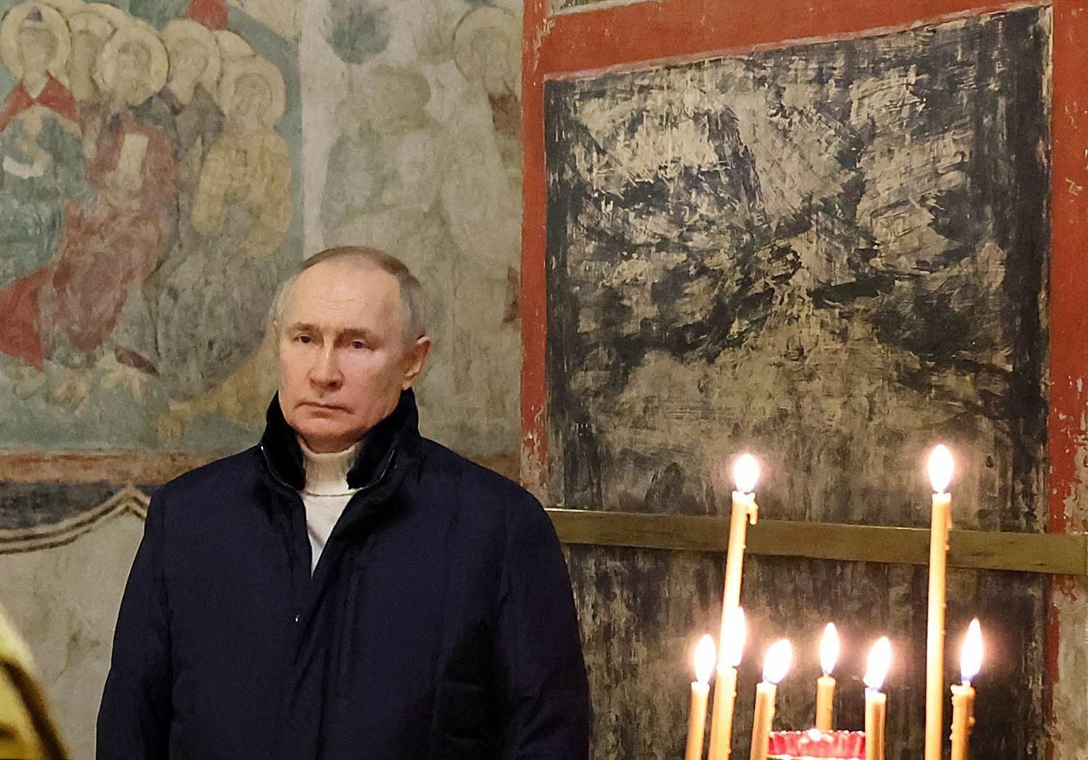 Vladimir Vladimirovitš üksinda kirikus.