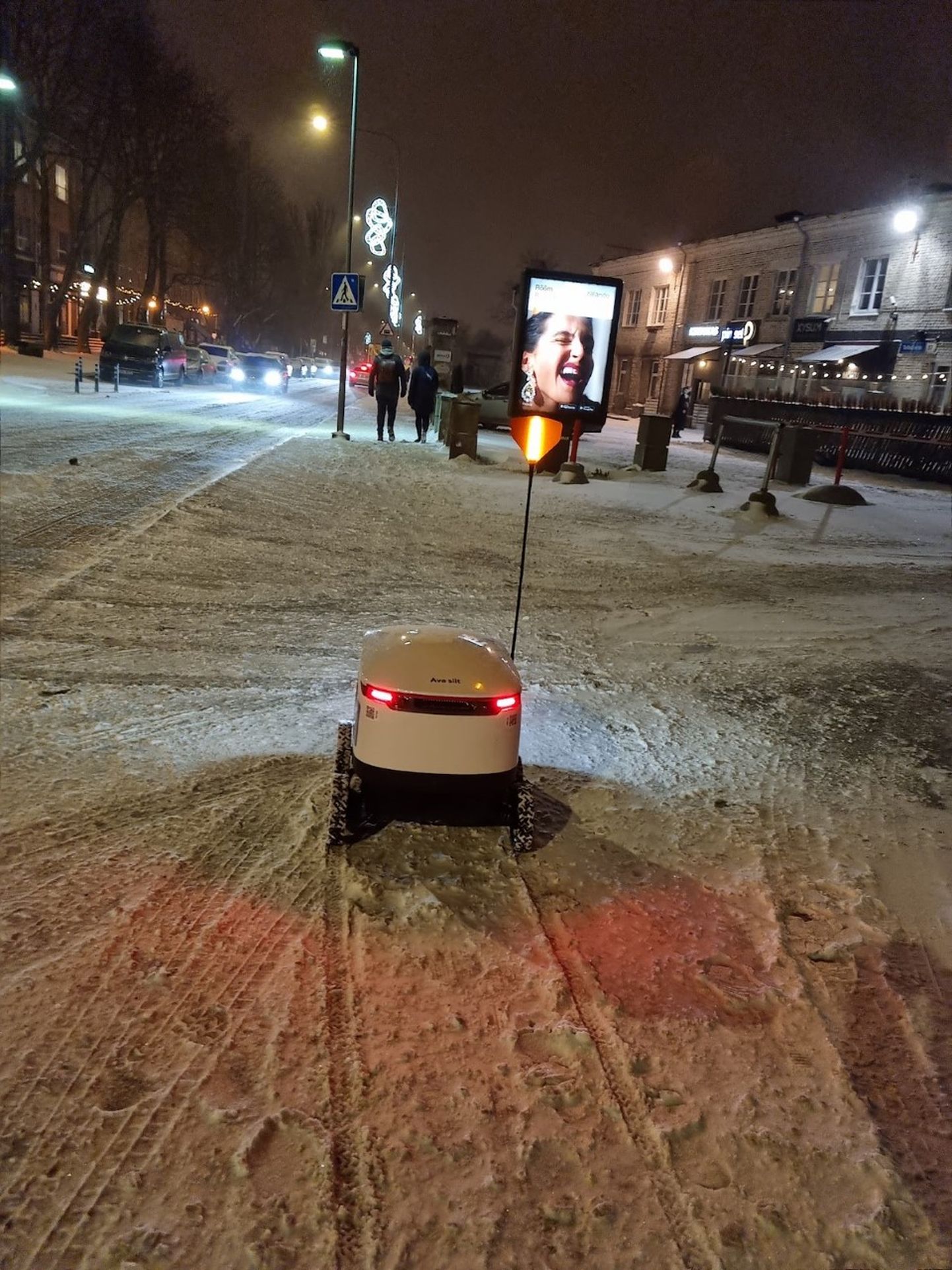 Tallinnas Telliskivi tänaval oli 29. novembril näha pakirobotit lumes. Ristiku tänaval oli neid lumes ukerdamas lausa seitse