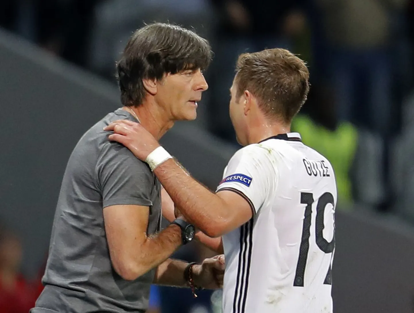 Joachim Low (vasakul).