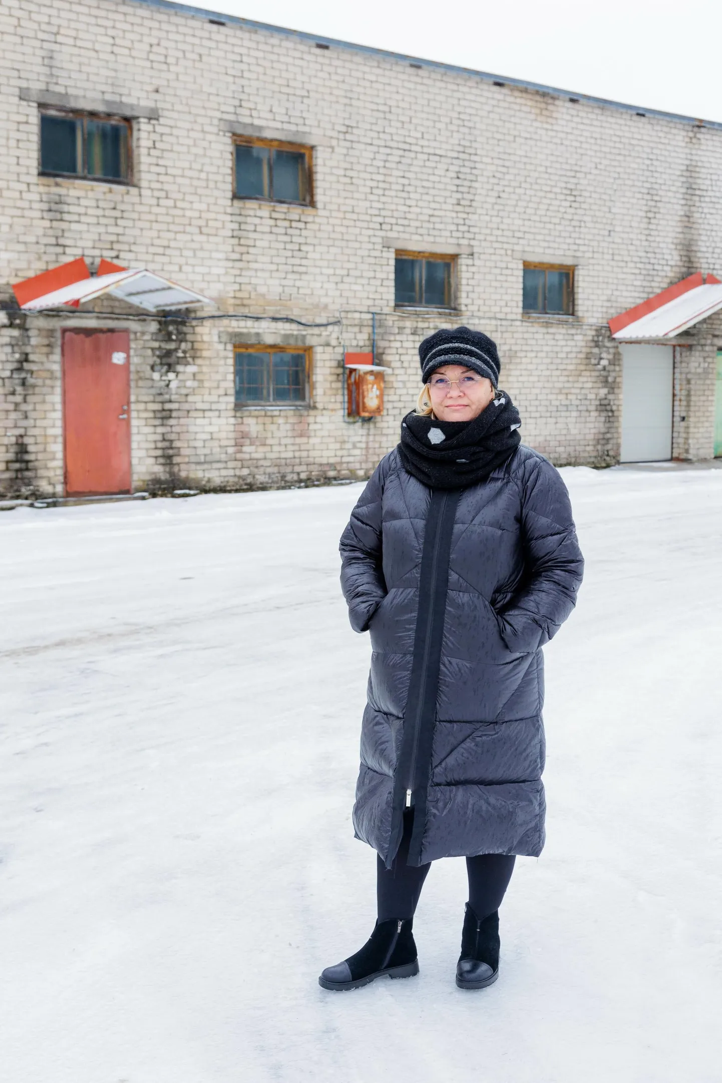 Kagu-Eesti innovatsioonikeskuse juhataja Anita Hoole seisab Põllu tänav 4 laohoone ees, mille asemele on plaanis rajada moodne teenindus- ja tootmishoone.
