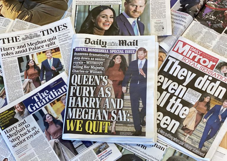 Briti väljaannete esileheküljed, millel on suurelt, et prints Harry ja hertsoginna Meghan löövad kuninglikust perest lahku.