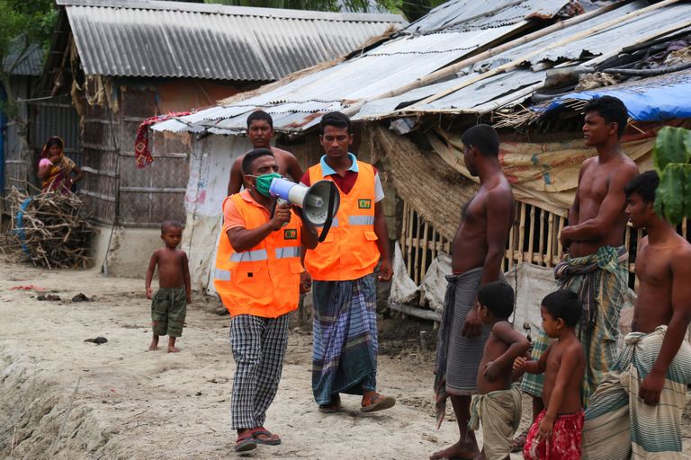 Bangladeshi võimuesindajad teatamas Khulnas, et inimestel tuleb tsüklon Amphani eest minna tormivarjenditesse