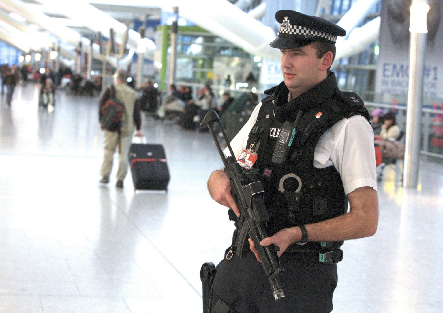 Politseinik Heathrow lennujaama viiendas terminalis.