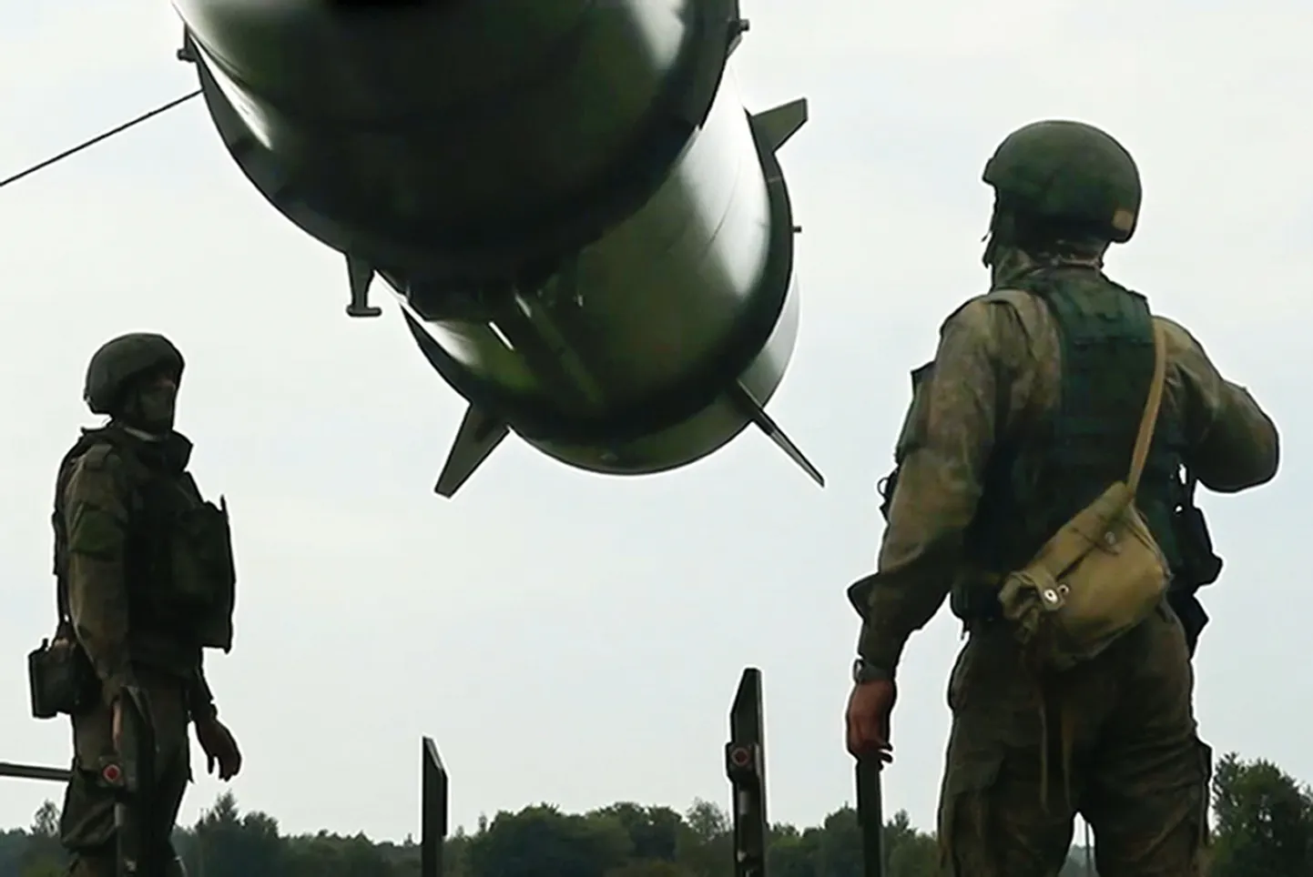 Vene vägede sõdurid laevad Iskander-M raketti. Foto on illustratiivne.