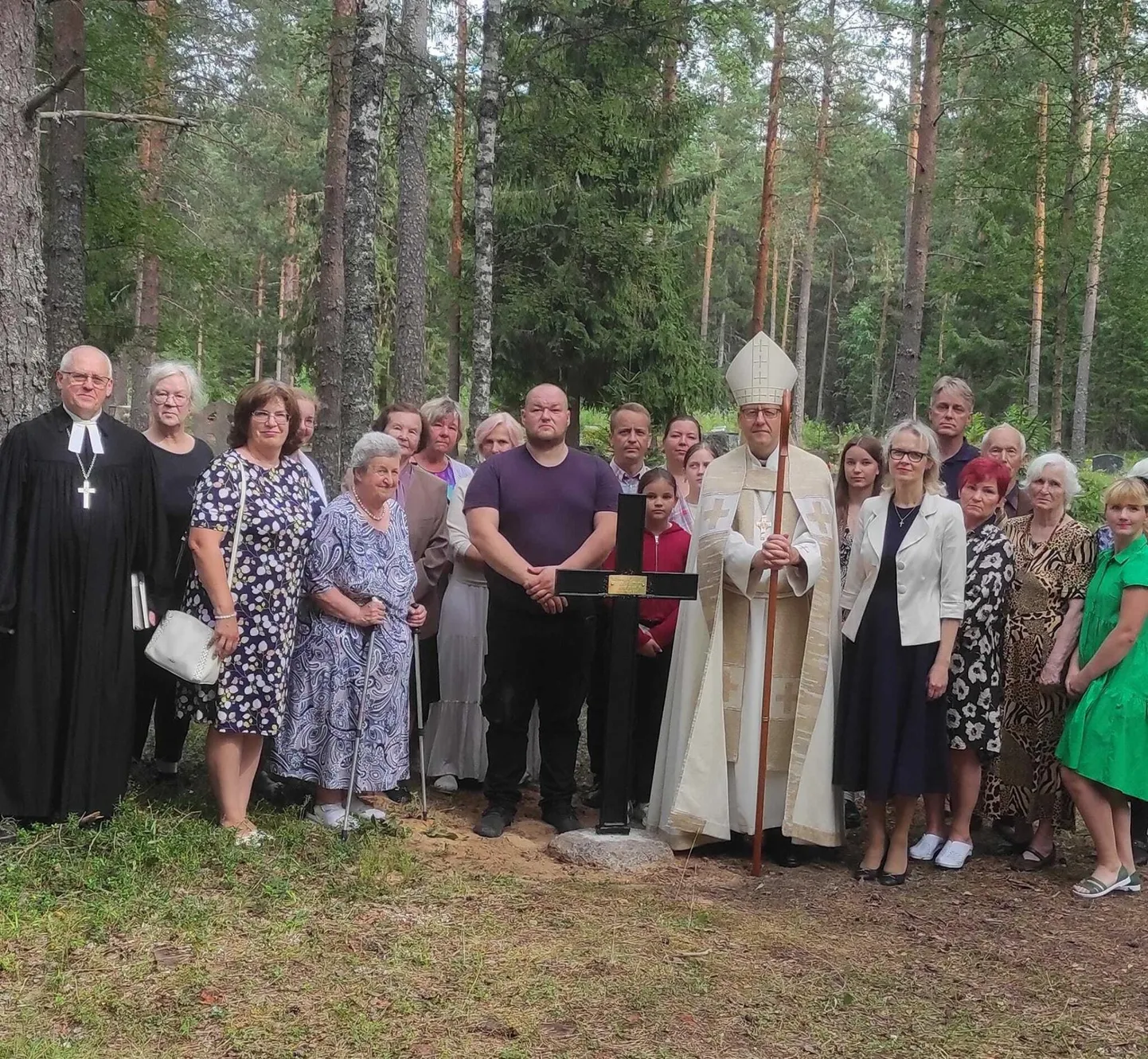 Aegviidu uue kalmistu pühitsemine 21. juulil. Ristist paremal seisab piiskop Ove Sander, vasakul sepp Kristjan Kuusik. Vasakul äärmine on vaimulik Tõnu Linnasmäe.