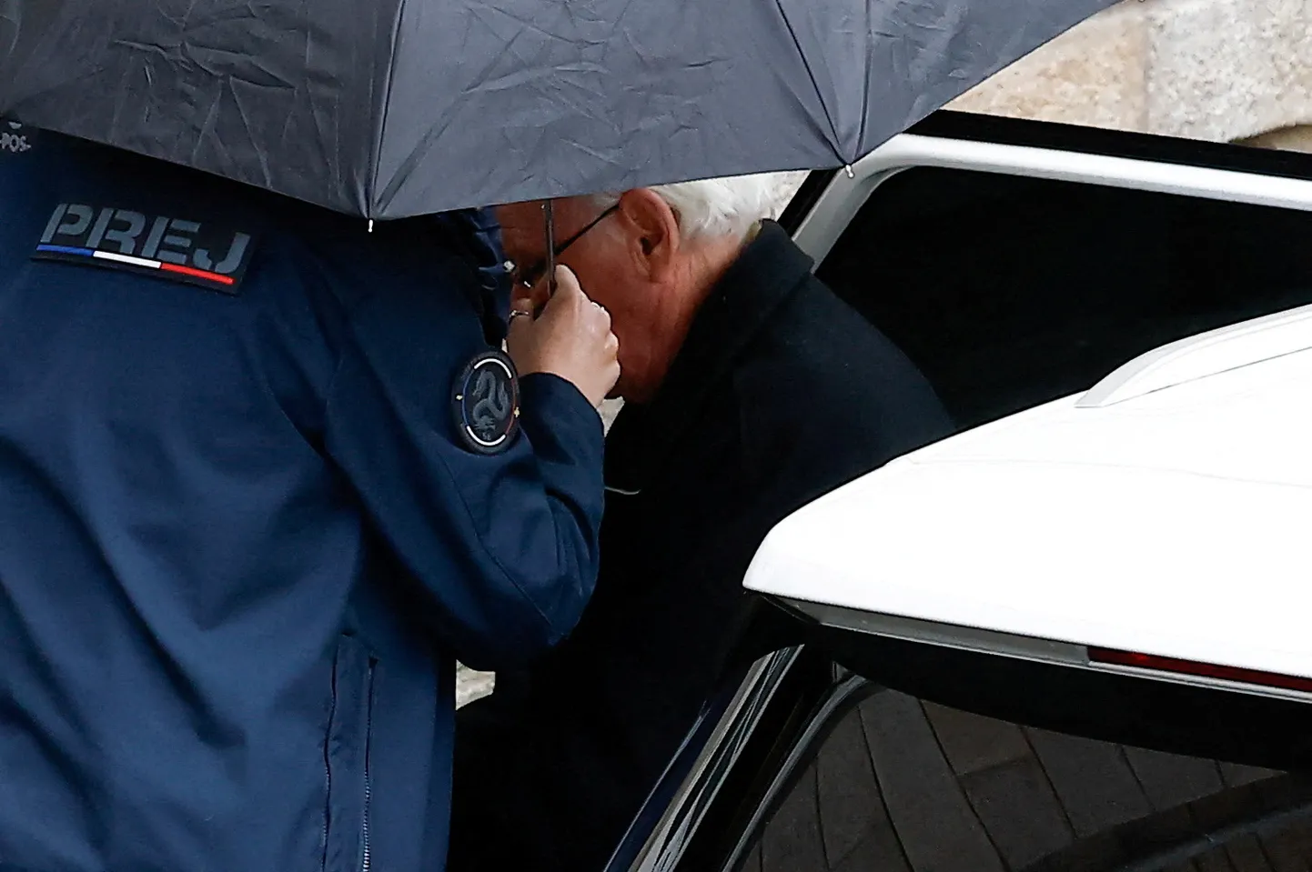 Politseinikud eskordivad sadades vägistamistes süüdistatavat endist kirurgi Joël Le Scouarneci autost kohtusaali Prantsusmaal Vannes’is.
