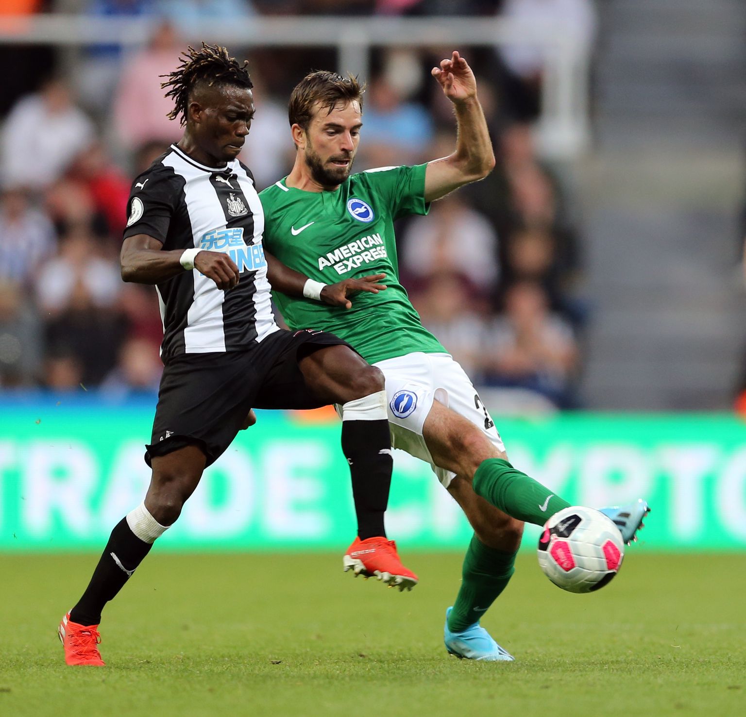 Christian Atsu (vasakul).