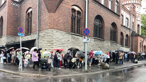 FOTOD ⟩ Eesti Panga ees tekkis laupäeval «bank run» – aga ainult Sipsiku pärast