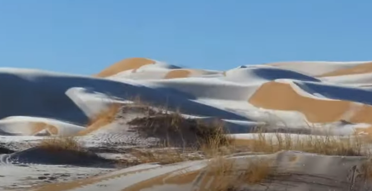 Sahara kõrbes sadas lund, kattes liivakünkad valgete mütsidega