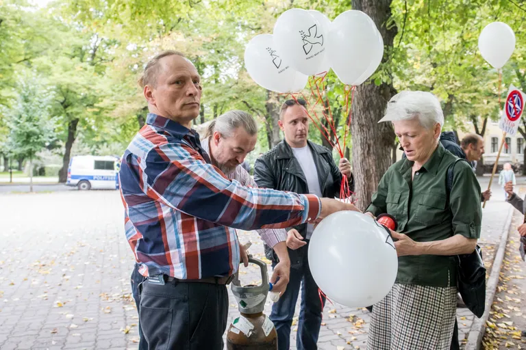 Allan Hantsomi korraldatud NATO-vastane «Rahu marss» Tallinna vanalinnas 2016. aasta suvel. Hantsom seisab tagaplaanil, hoides käes õhupalle. Esiplaanil Sergei Tšaulin ja tema taga Aleksandr Esakov.