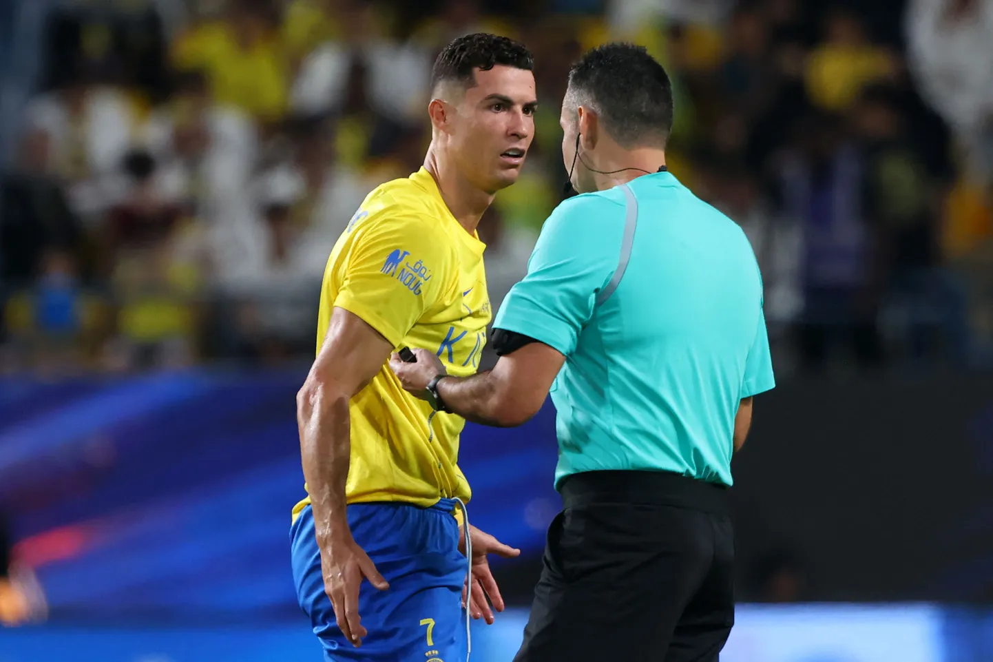 Cristiano Ronaldo suhtleb kohtunikuga. Foto on illustratiivne.