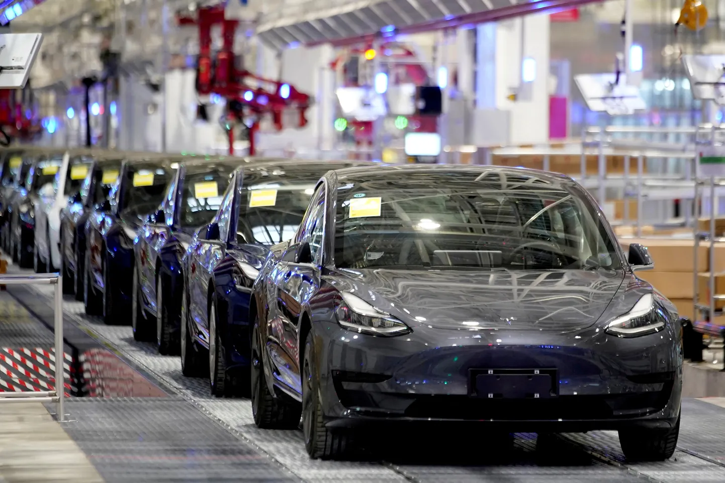 Tesla aktsiat kiputavad mitmesugused probleemid