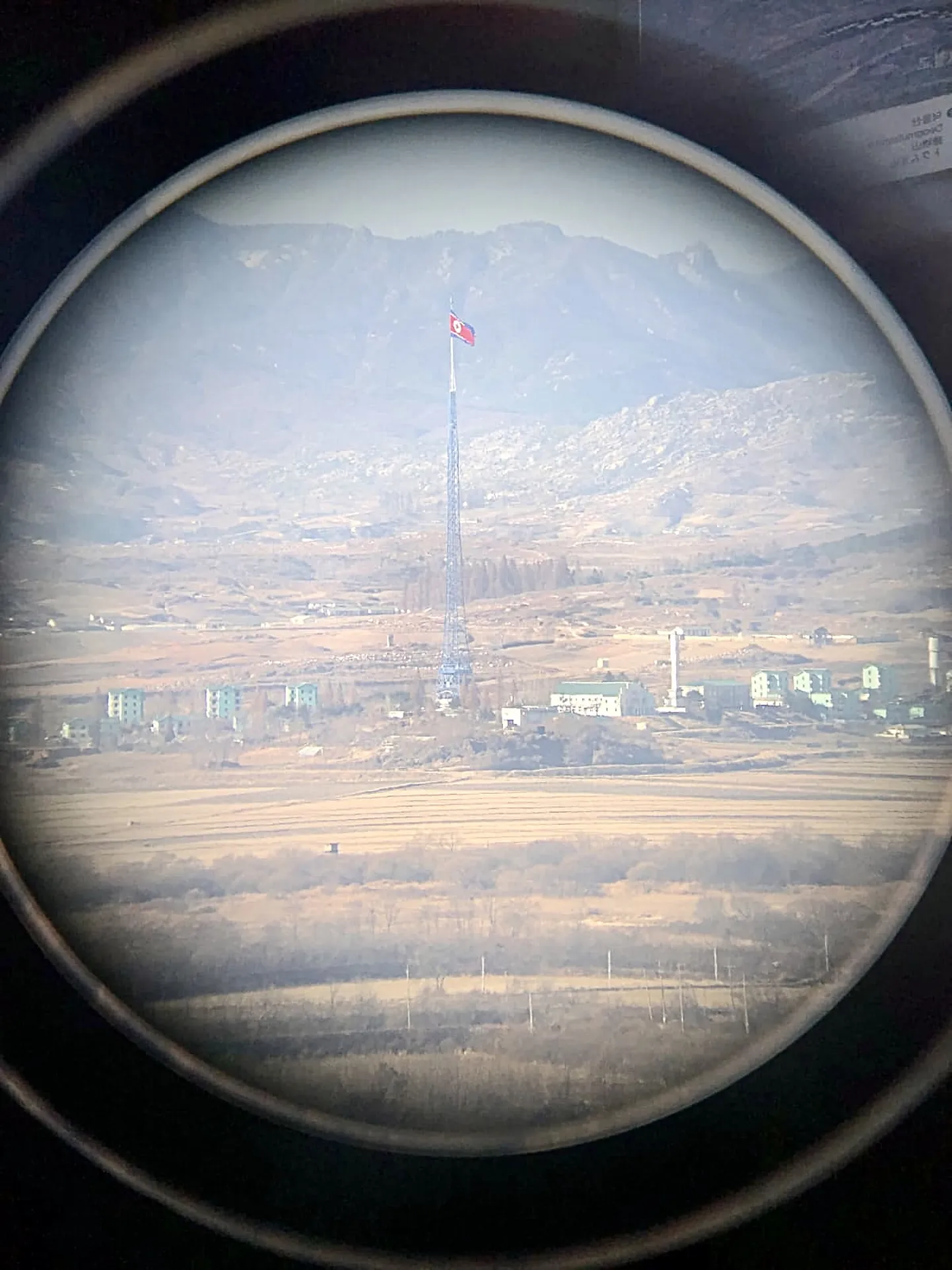 Lõuna-Korea külastajad viiakse sageli kahte Koread eraldavale piirile. Pildil vaade Põhja-Koreale läbi pikksilma.