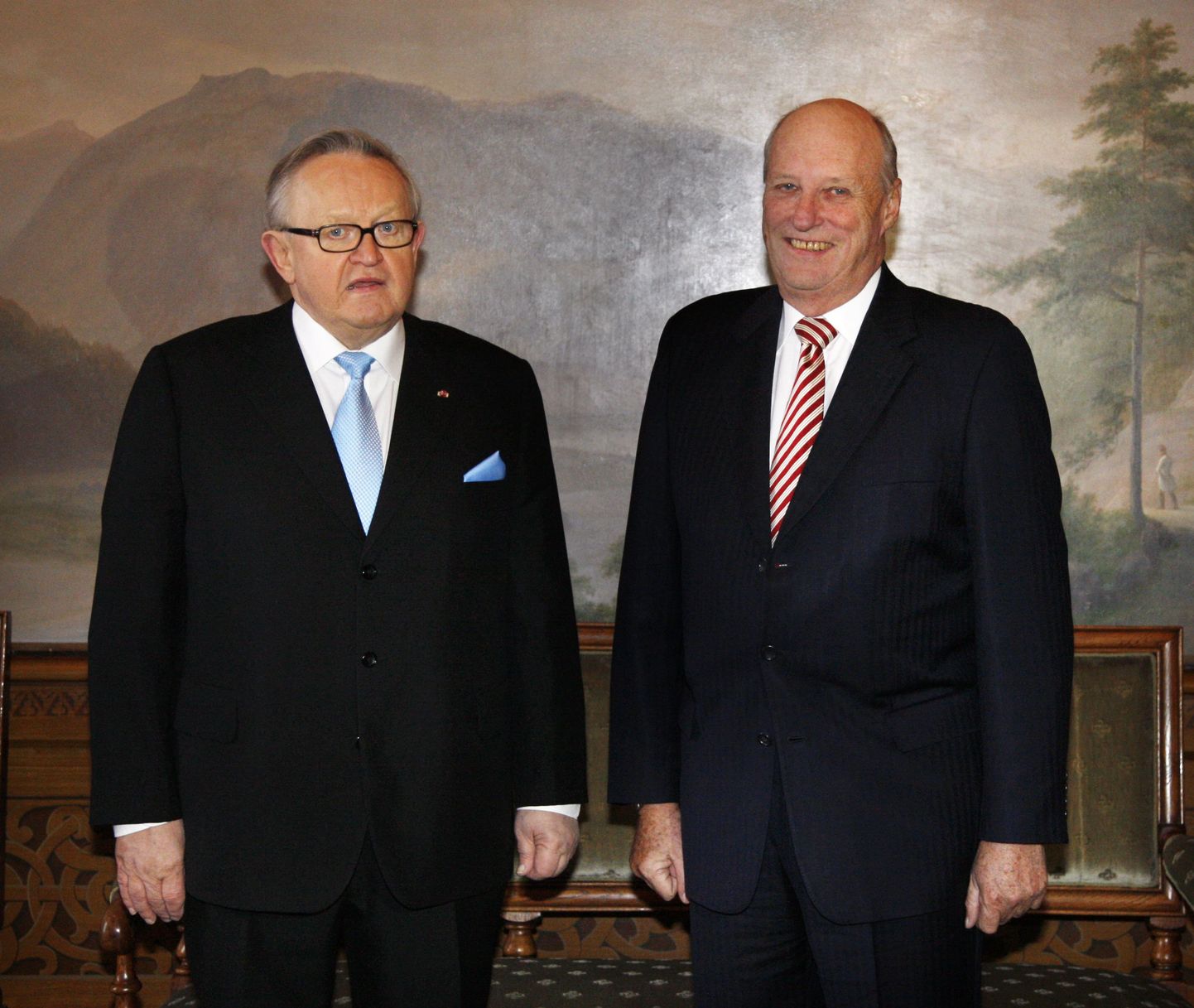 Martti Ahtisaari (vasakul) ja Norra kuningas Harald V