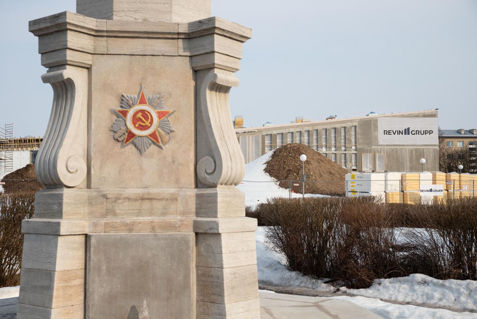 Rakvere punamonument asub ehitatava riigigümnaasiumi vahetus läheduses ja linnas on tekkinud poleemika, kas nõukogude ideoloogat kandev monument oma asukoha tõttu ikka sobib sinna, kus see on.