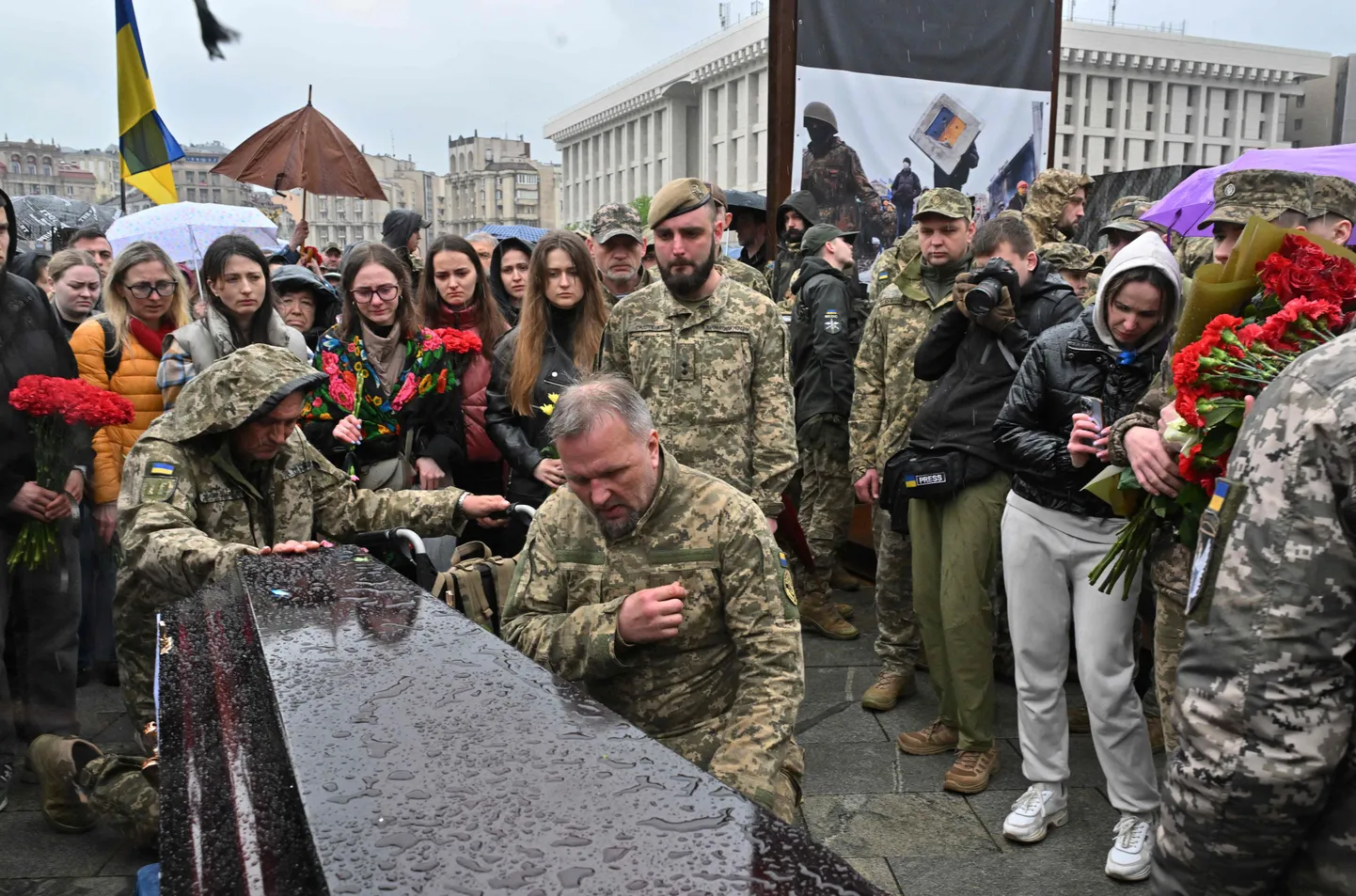 Sugulased ja kaasvõitlejad avaldamas kolmapäeval Kiievis toimunud matusetalitusel viimast austust lahingutes Vene vägedega hukkunud Ukraina sõjaväemeedikule Nazarii Lavrovskile.