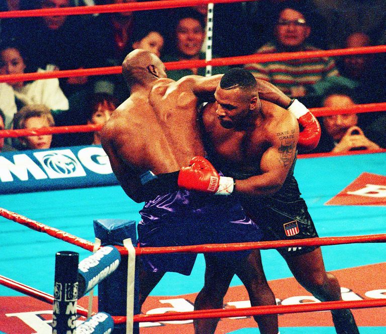 Mike Tyson (paremal) vs Evander Holyfield 1997. aastal. 