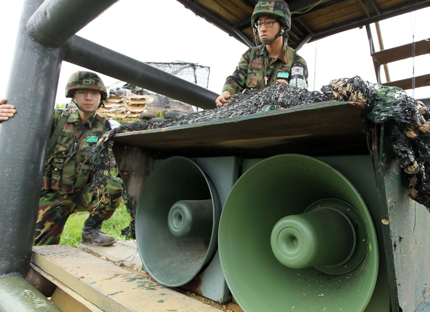 Lõuna-Korea sõdurid valjuhäälditega kahte Koread eraldava demilitariseeritud tsooni lähedal.