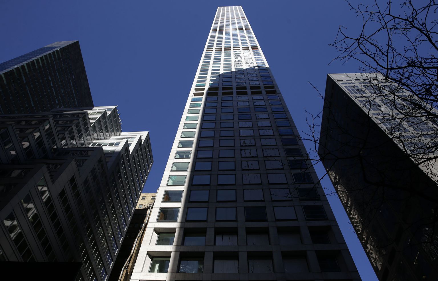 Manhattani pilvelõhkuja 432 Park Avenue arendajad on plindris, kuna riik valvab luksuskinnisvara osjaid kullipilgiga.