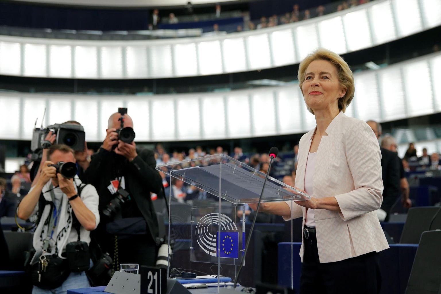 Päev enne kuulamist kaitseministri ametist lahkuda lubanud Ursula von der Leyen sai eile europarlamendist uue töökoha.