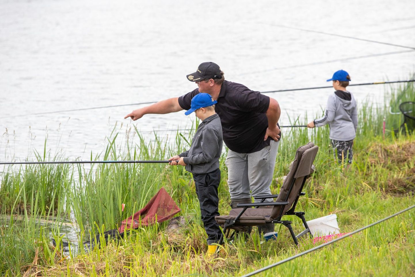 Laupäeval Holstre järve ääres peetud õngitsemisvõistlus tõi kokku poolsada kalameest ja -naist mitmelt poolt Eestist. 