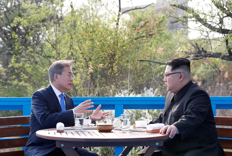 Moon Jae-in (vasakul) ja Kim Jong-un Panmunjomis. 