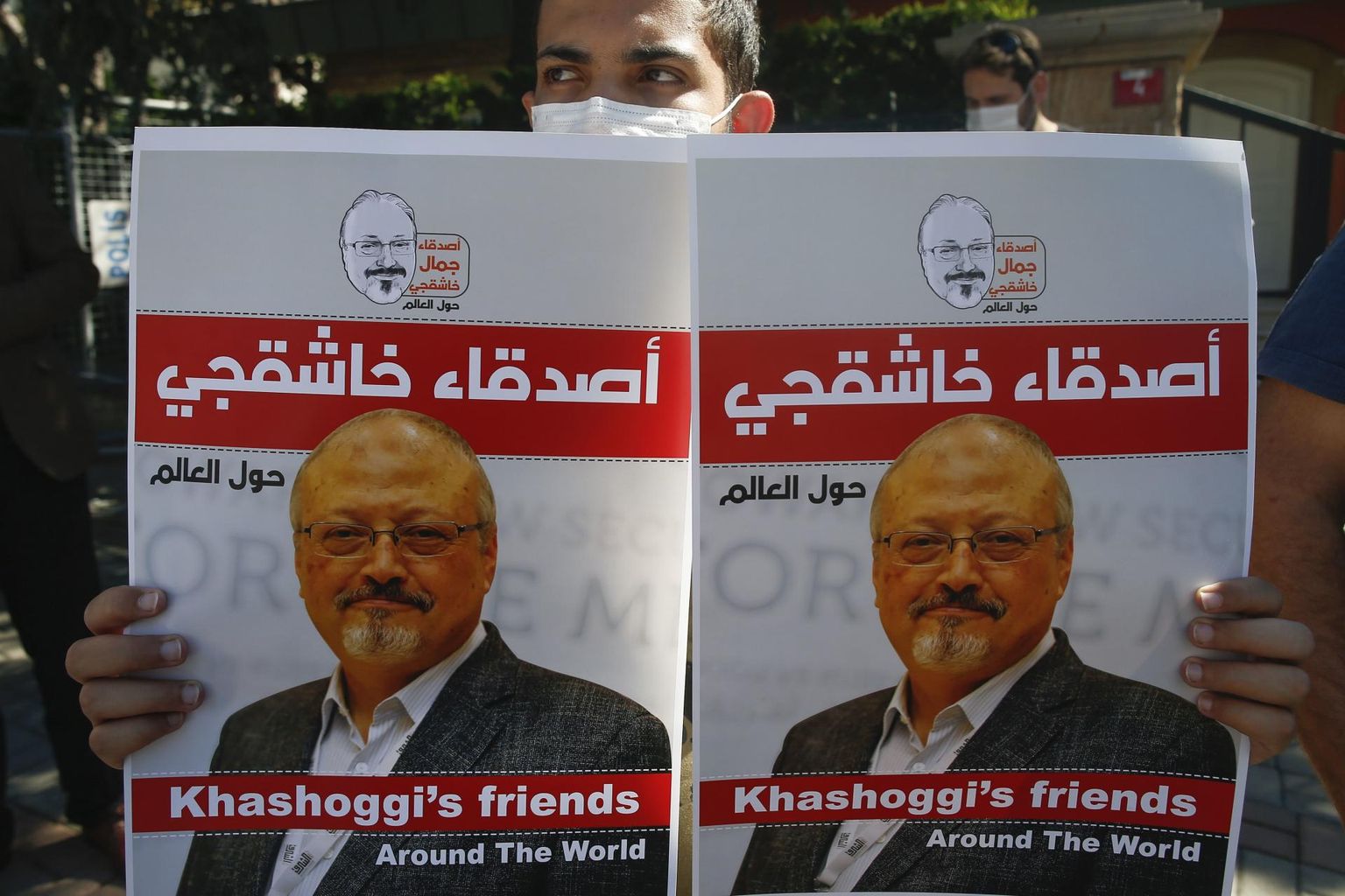 Meeleavaldajad Jamal Khashoggi piltidega saudide Istanbuli konsulaadi ees. 