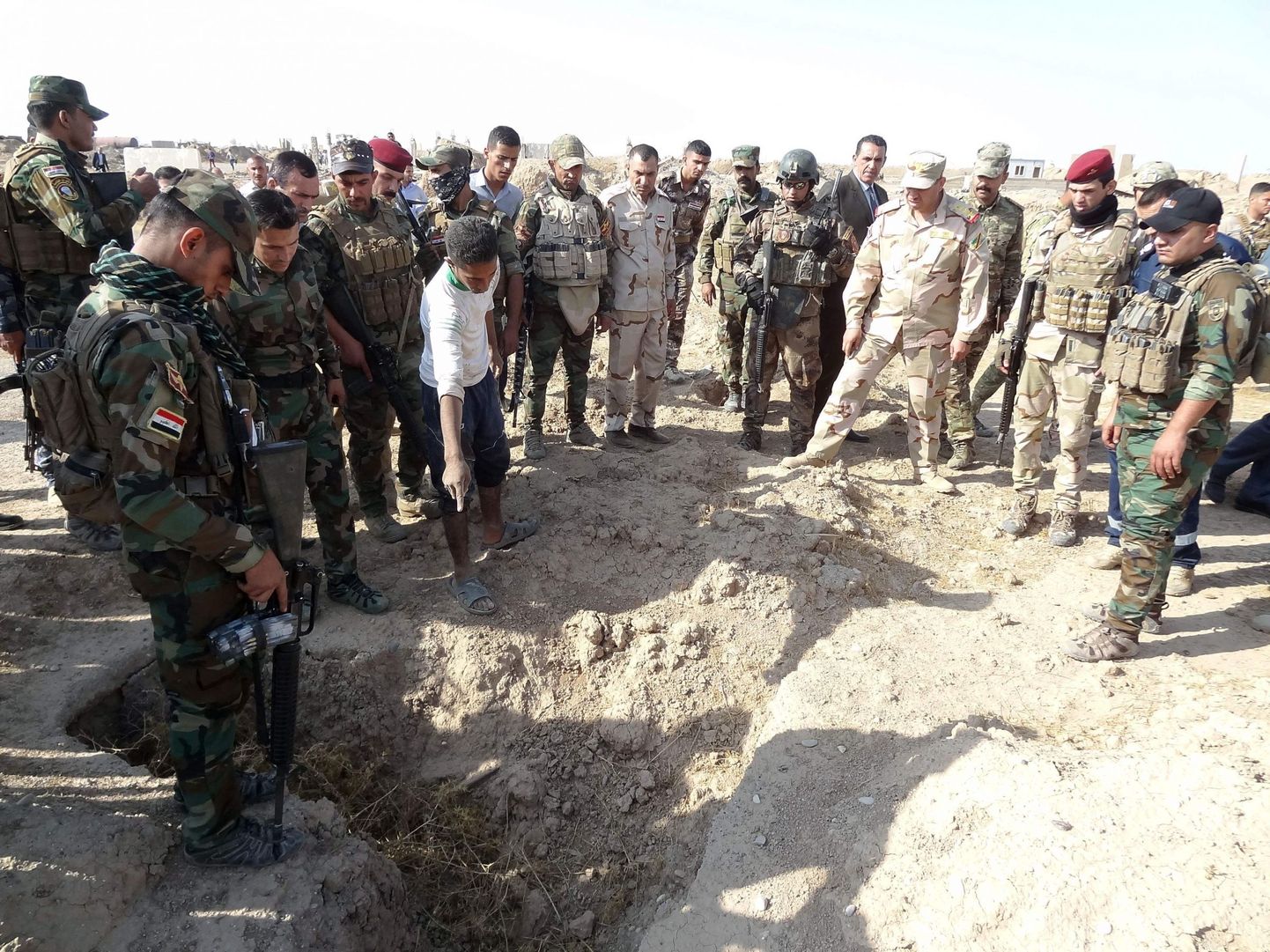 Iraagi väed avastatud massihaua ümber.