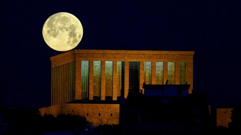 Словно бы нарисованная Луна над Аныткабиром – мавзолеем основателя Турецкой республики Мустафы Кемаля Ататюрка в Анкаре