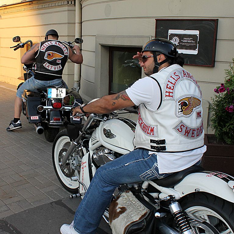 Raivis Vidzis un viņa ārzemju draugs ierūcina savus « Harley Davidson» motociklus 