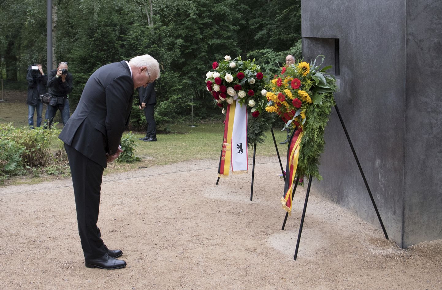 Saksamaa president Frank-Walter Steinmeier kummardab memoriaali ees, mis on pühendatud natside tagakiusatud homoseksuaalsetele inimestele.
