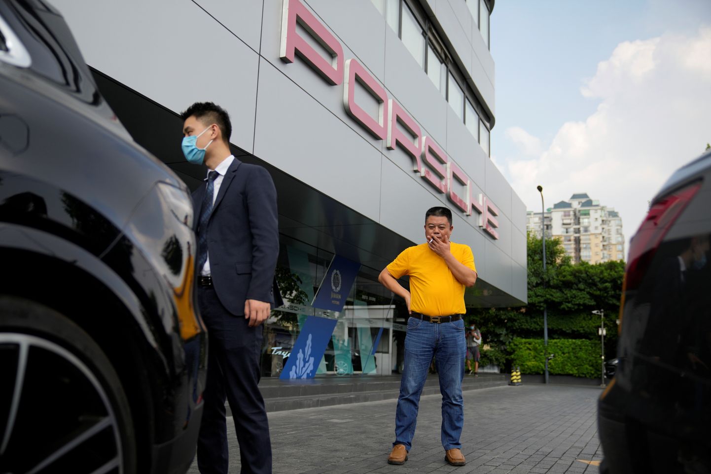 Väikeettevõtja Guo Hui viis oma Porsche Cayenne tagasi autodiilerile, et saada raha töötajatele palga maksmiseks. Ettevõtte põhiklient on Evergrande, kes pole tehtud tööde eest maksnud
